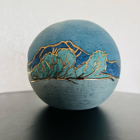 Vera Russell Southwestern Pottery with 22k Gold Inlay Trim Accents 1987: Signed - Picture 9 of 10